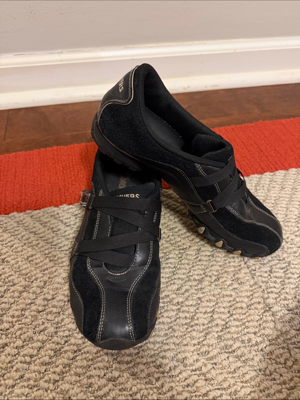 Skechers Women’s Black Sporty Sneakers with Contrast Stitching